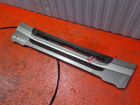 Подножка решетки радиатора Scania P,G,R series